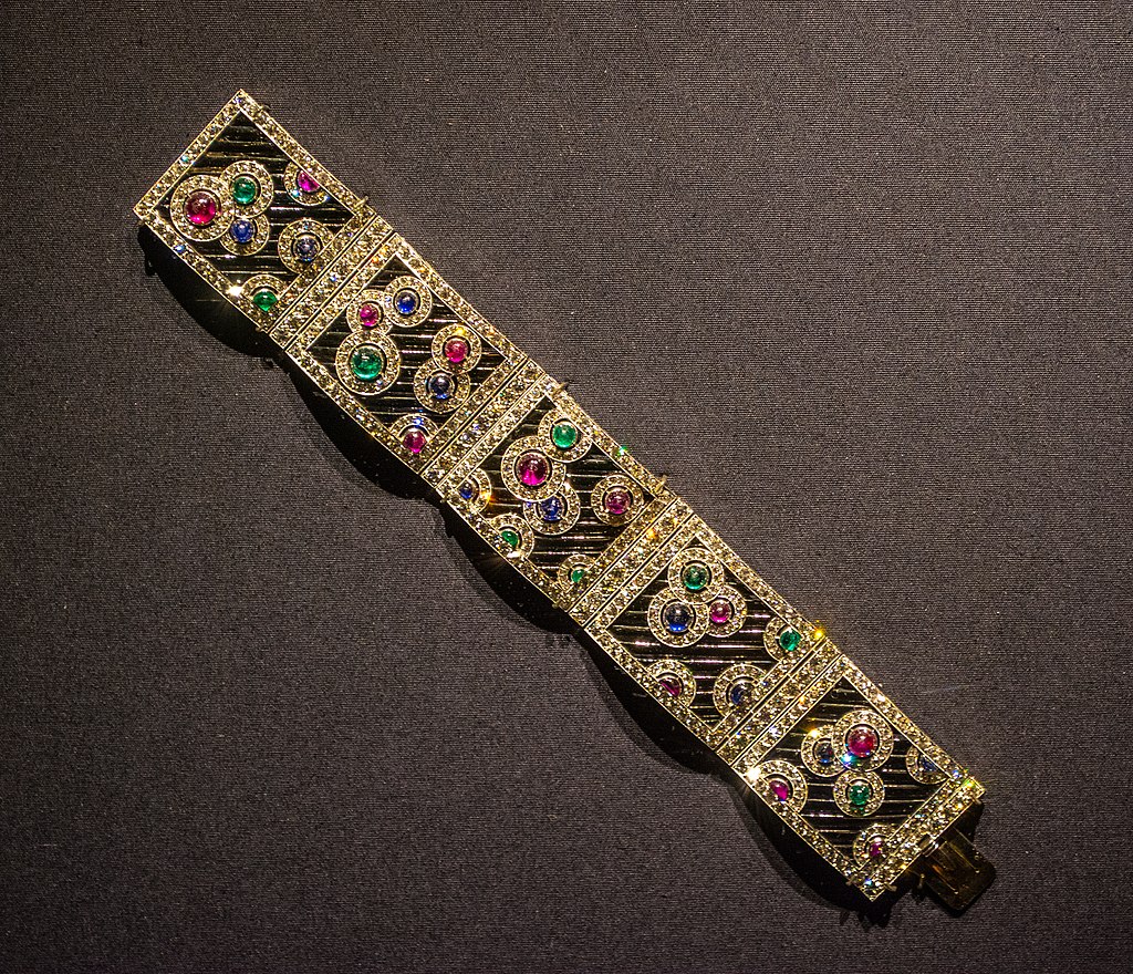 1024px-Bracelet_-_Boucheron_(38892328844).jpg