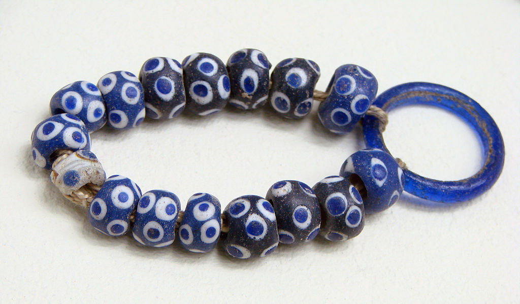 1024px-Bracelet_verre_5ème_siècle_-_JC_Musée_Saint-Remi_130208.jpg