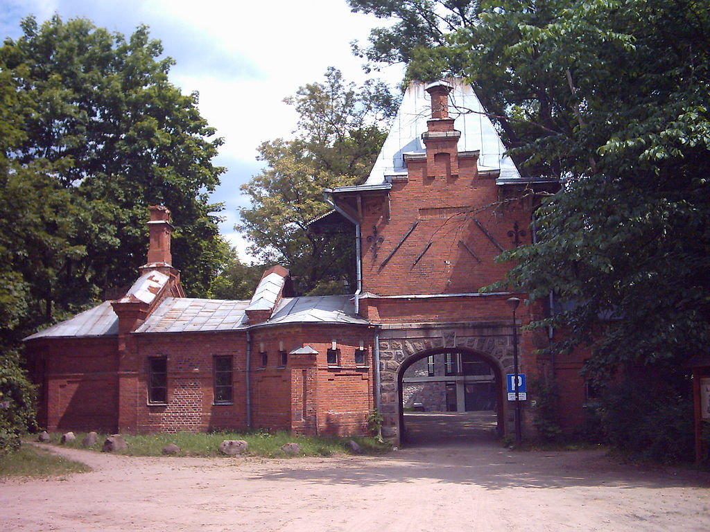 1024px-Brama_pałacowa_(Białowieża).jpg