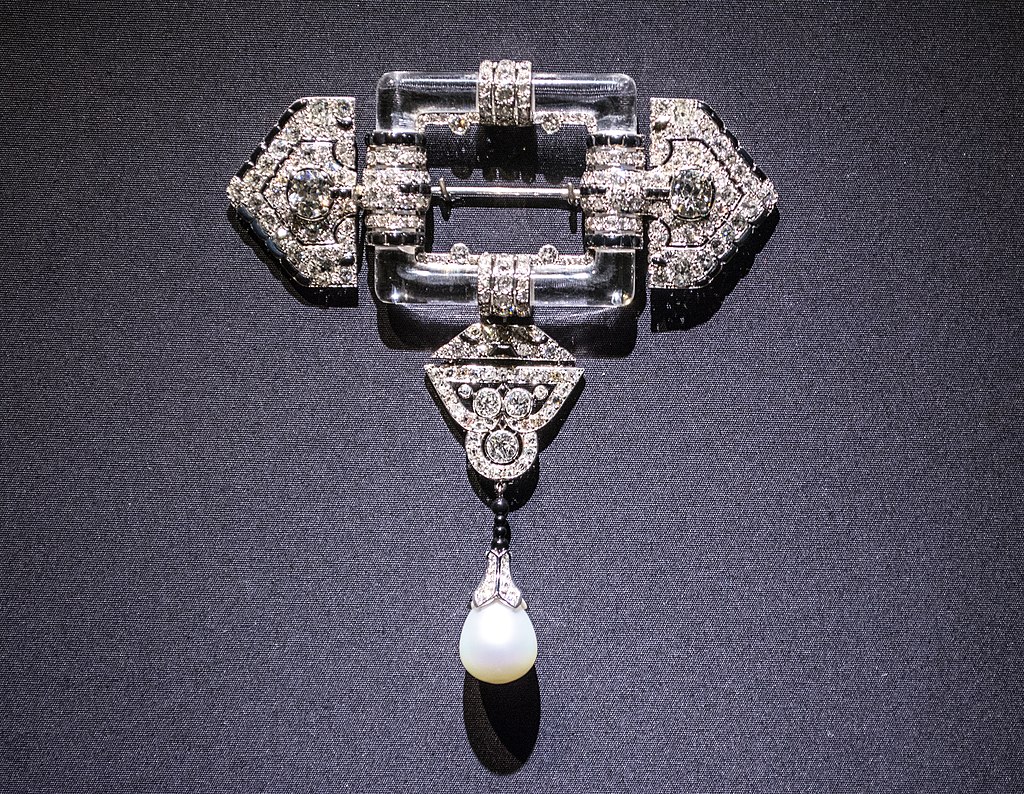 1024px-Brooch_with_pendant_-_Cartier_(39731099992).jpg