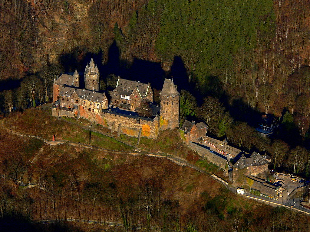 1024px-Burg_Altena_20080215.JPG