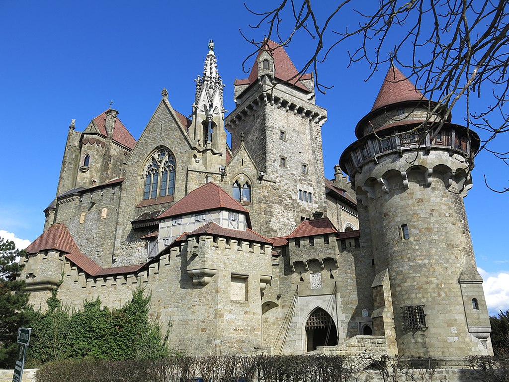 1024px-Burg_Kreuzenstein,_Leobendorf,_Niederösterreich.jpg
