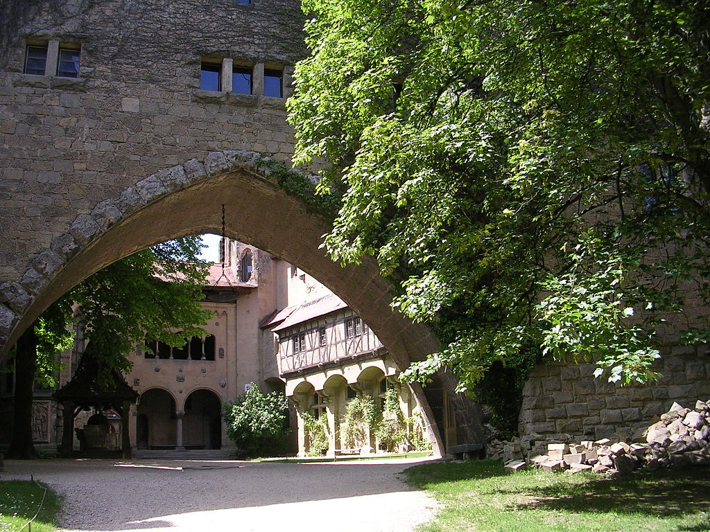 1024px-Burg_Kreuzenstein_-_Burghof.jpg