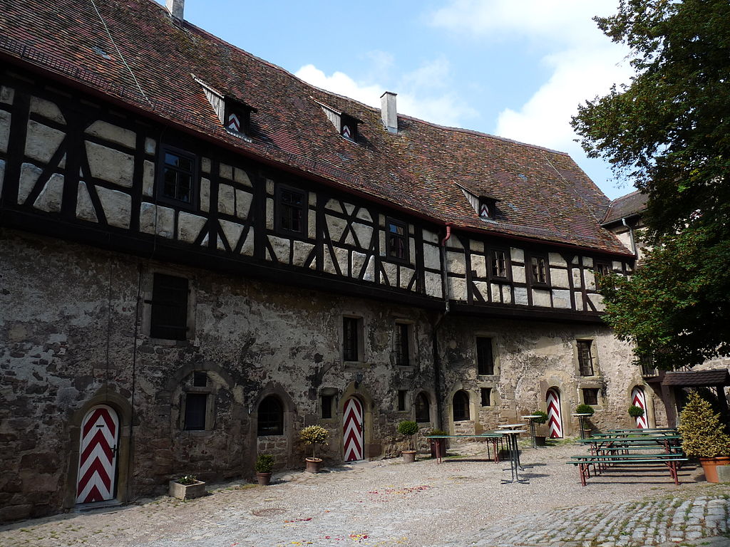 1024px-Burg_Lichtenberg_-_Burghof_02.jpg