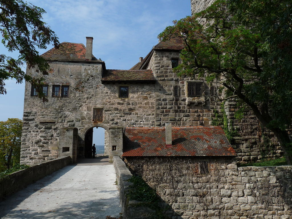 1024px-Burg_Lichtenberg_-_Eingangstor.jpg