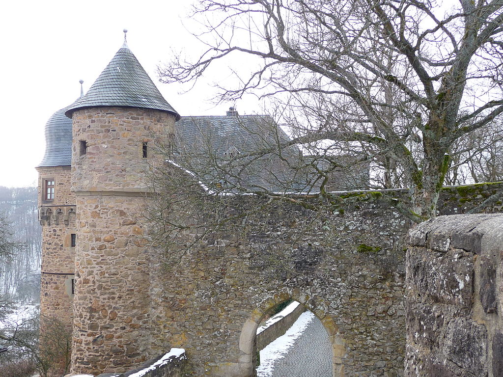 1024px-Burg_Lichtenberg_drittes_tor_und_Landschreiberei.JPG