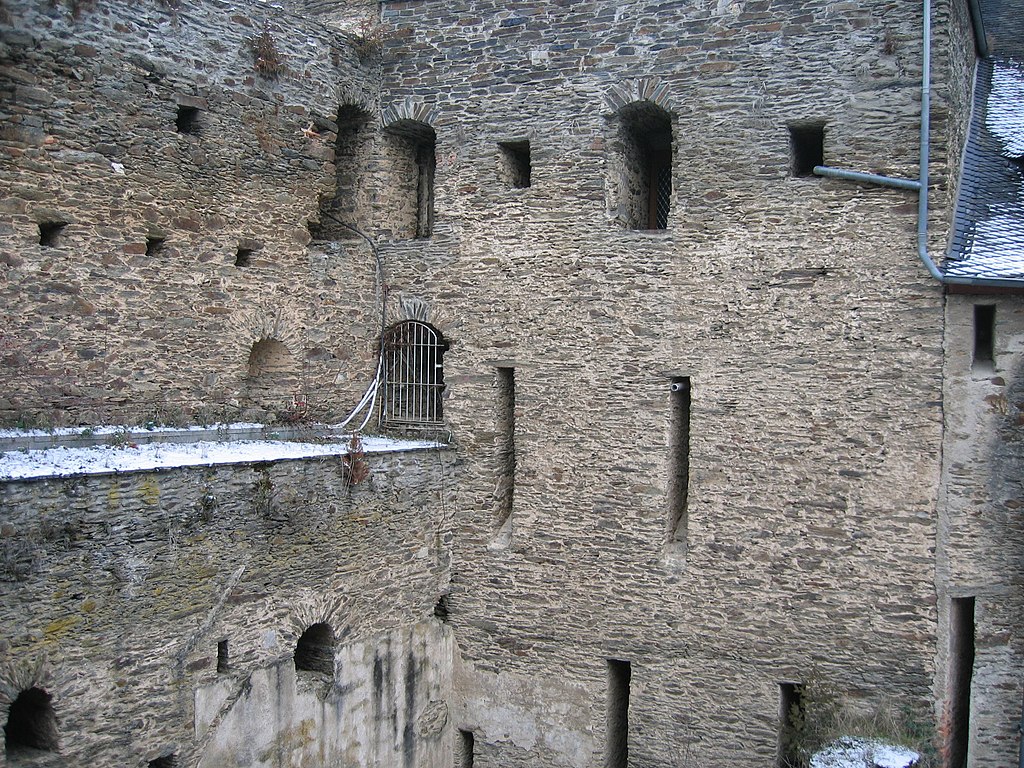 1024px-Burg_Rheinfels_05.jpg