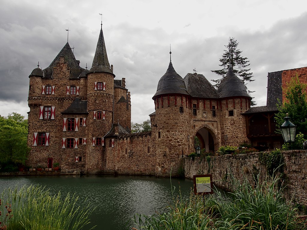 1024px-Burg_Satzvey_Bild_2.jpg