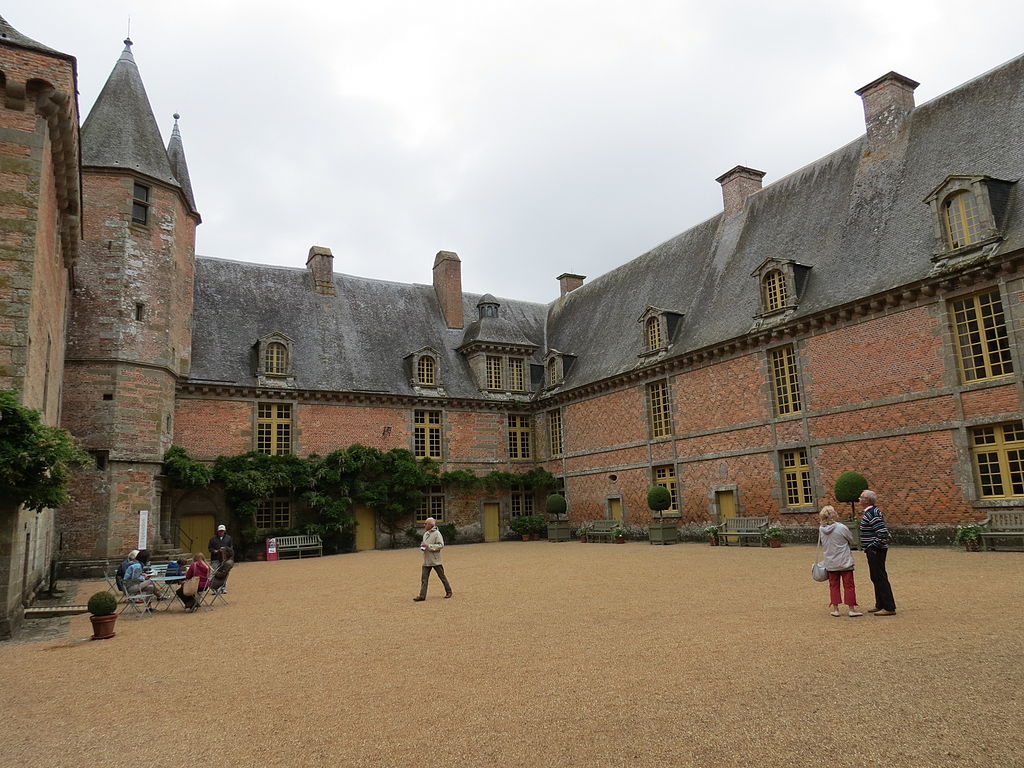 1024px-Carrouges-Chateau_64.JPG