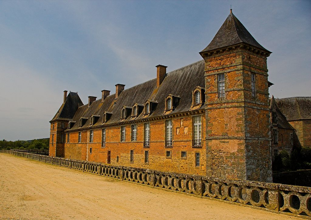 1024px-Carrouges_castle.jpg