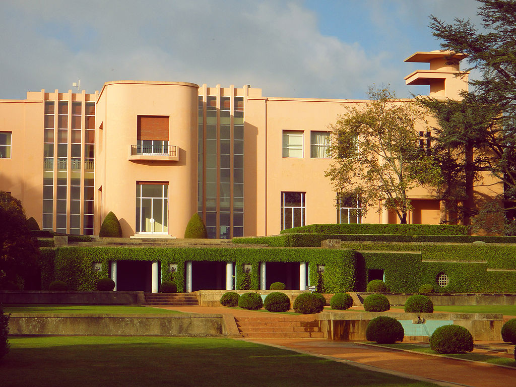 1024px-Casa_de_Serralves_02.jpg