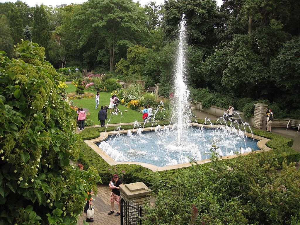 1024px-Casa_Loma_Gardens_(4144646163).jpg