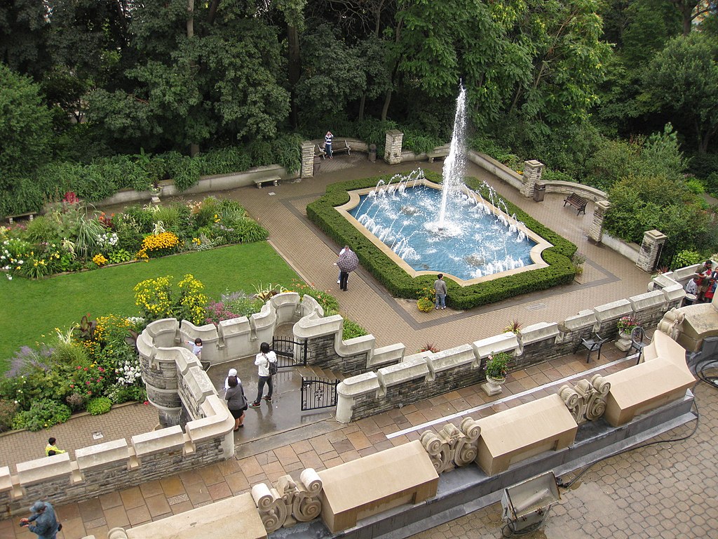 1024px-Casa_Loma_Gardens_(4145387432).jpg