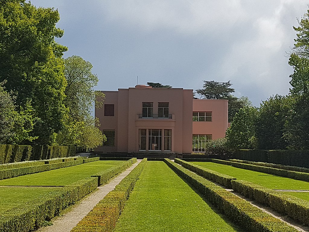 1024px-Casa_Serralves_(40815872133).jpg