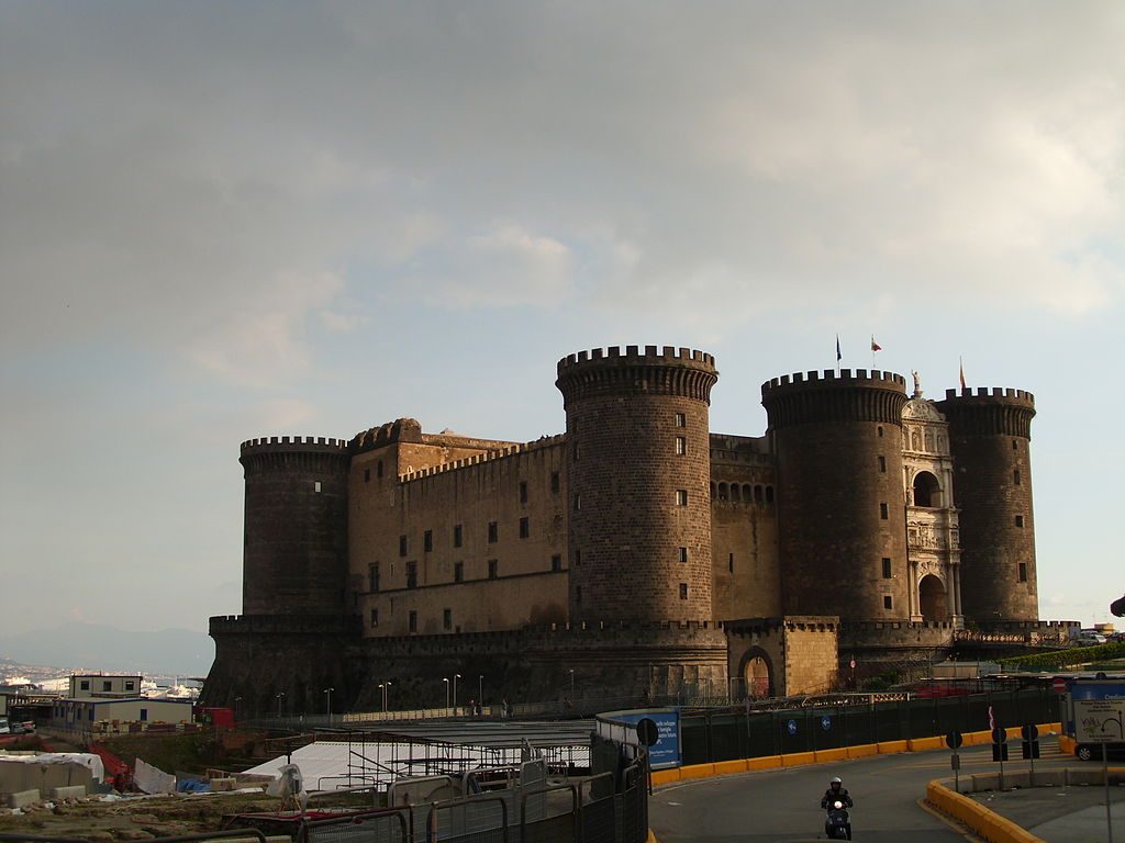 1024px-Castel_Nuovo_2011.JPG