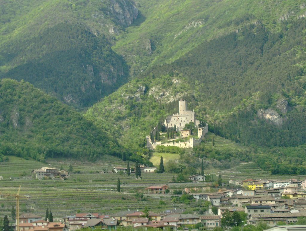 1024px-Castello_di_Avio_vanaf_de_Autostrada_del_Brennero.JPG