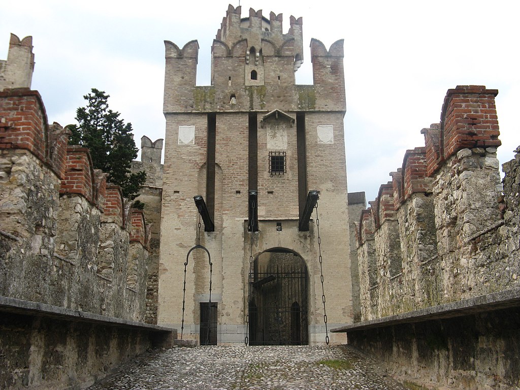 1024px-Castello_di_Sirmione_veduta_laterale.jpg