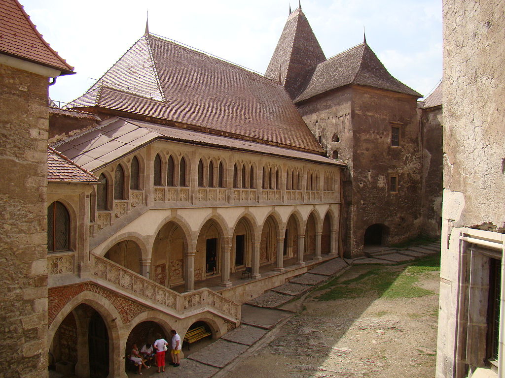 1024px-Castelul_Corvinilor_-_Curtea_Interioara.jpg