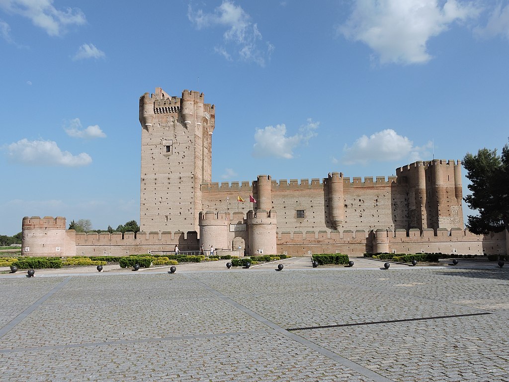 1024px-Castillo_de_la_Mota_-_Front.jpg