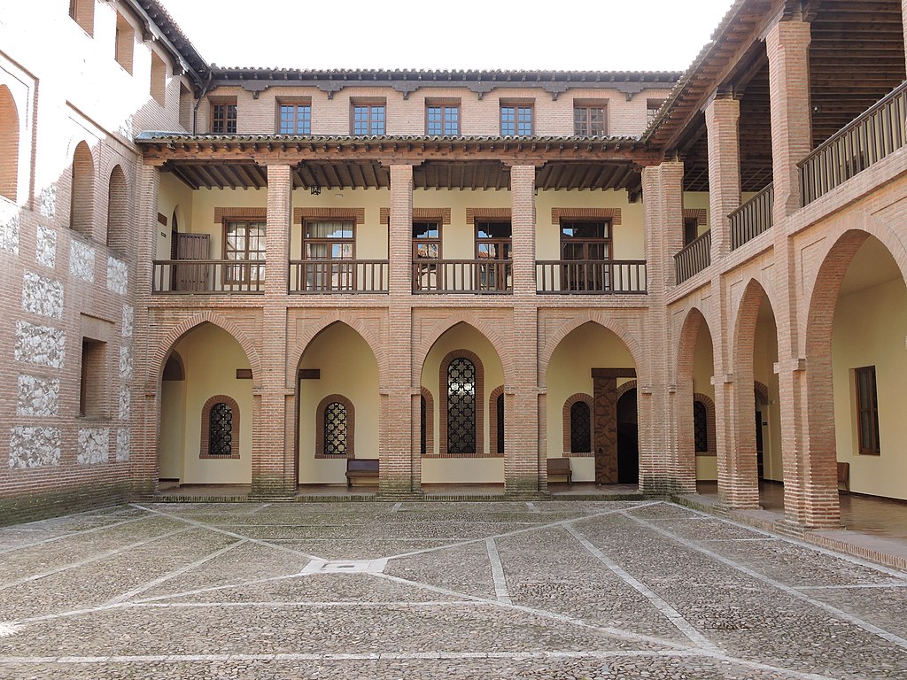 1024px-Castillo_de_la_Mota_Inner_Ward.jpg