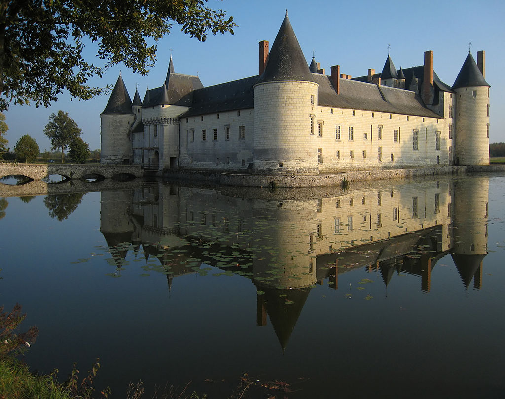 1024px-Castle_Plessis_Bourre_2007_02-denoised.jpg