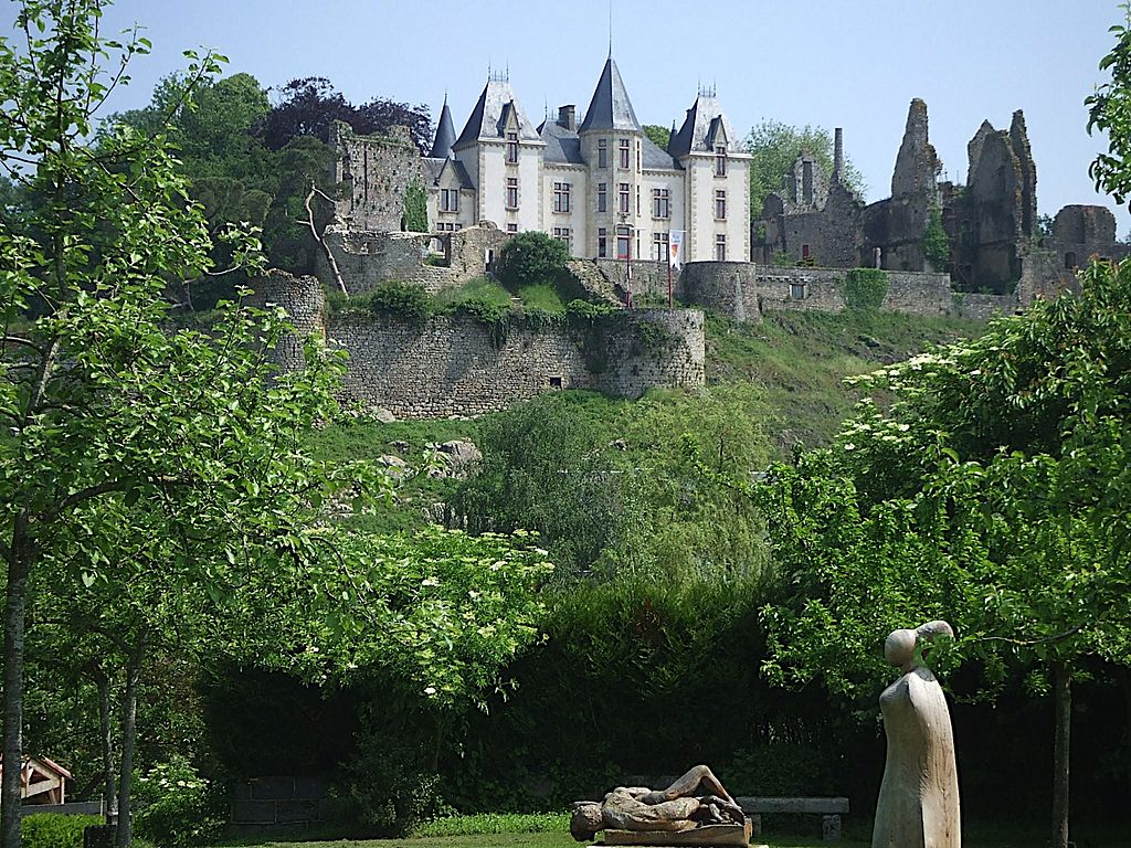 1024px-Château_de_Bressuire_02.jpg