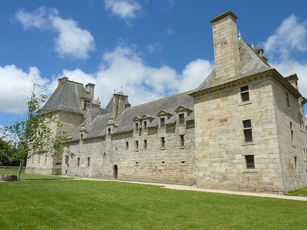 1024px-Château_de_Kerjean_2_Vue_extérieure_façade_ouest.JPG