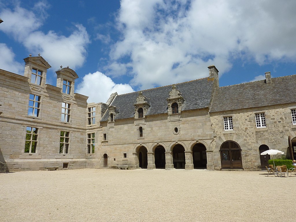 1024px-Château_de_Kerjean_5_Cour_intérieure_façades_angle_nord-est.JPG
