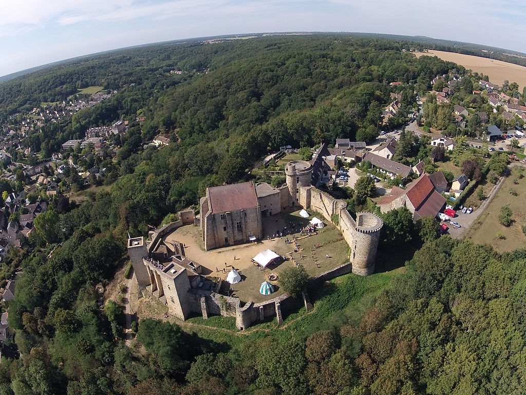 1024px-Château_de_la_Madeleine,_Chevreuses,_Photo_aérienne_13.jpg