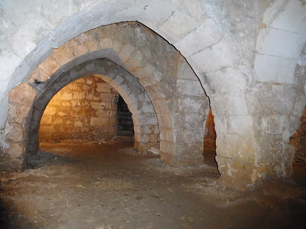 1024px-Château_de_Montréal,_Issac,_19,_souterrain.jpg