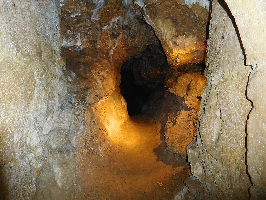 1024px-Château_de_Montréal,_Issac,_23,_souterrain,_passage.jpg