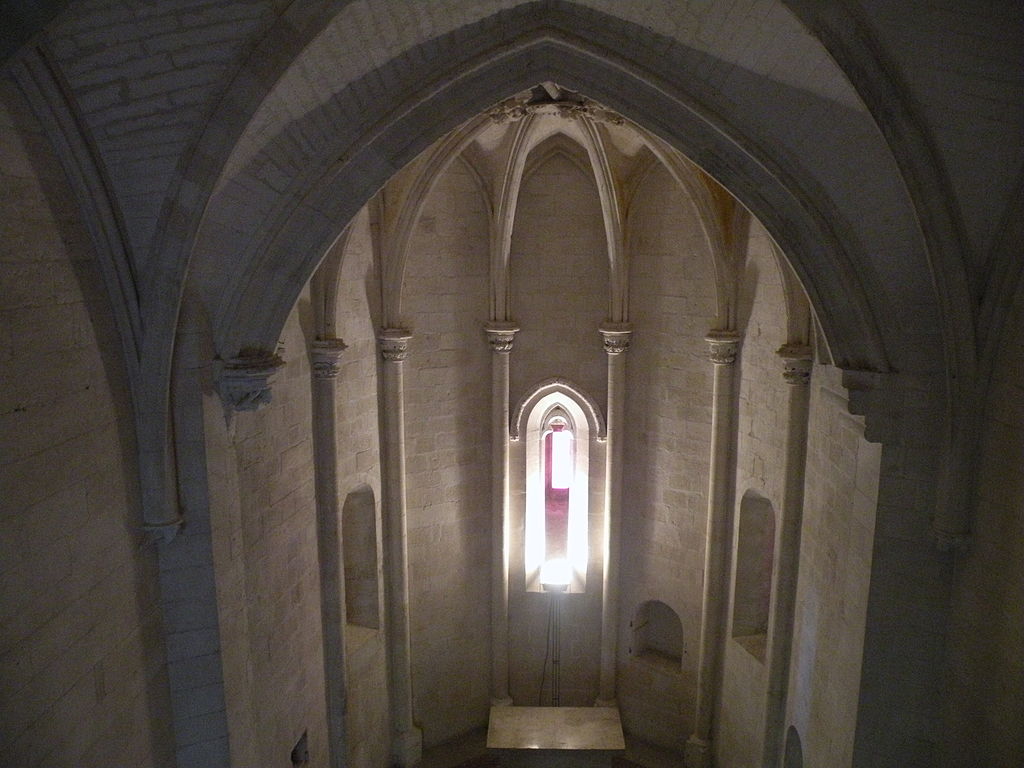 1024px-Château_de_Tarascon_-_grande_chapelle_02.JPG