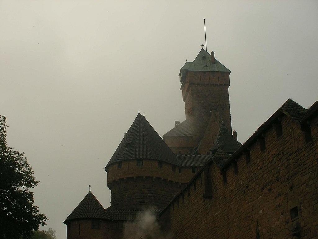 1024px-Château_du_Haut-Kœnigsbourg_(755_m)_dans_le_brouillard.jpg