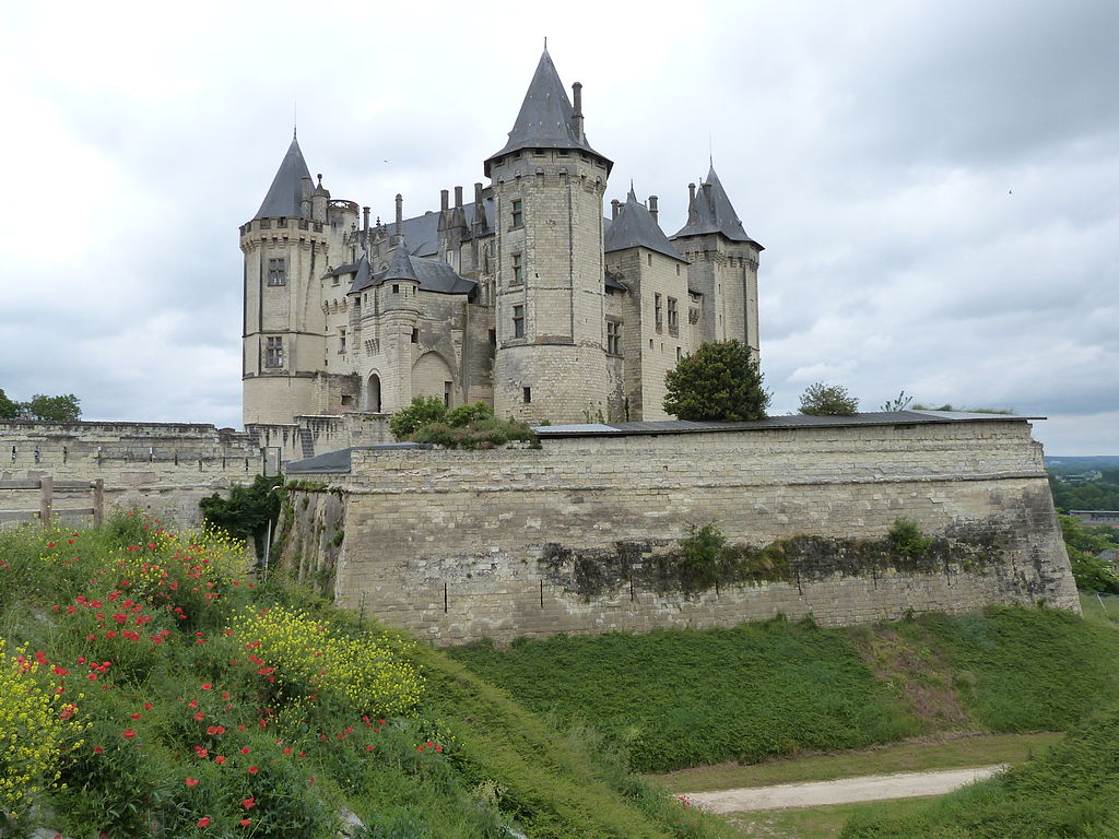 1024px-Château_et_son_enceinte_bastionnée.JPG