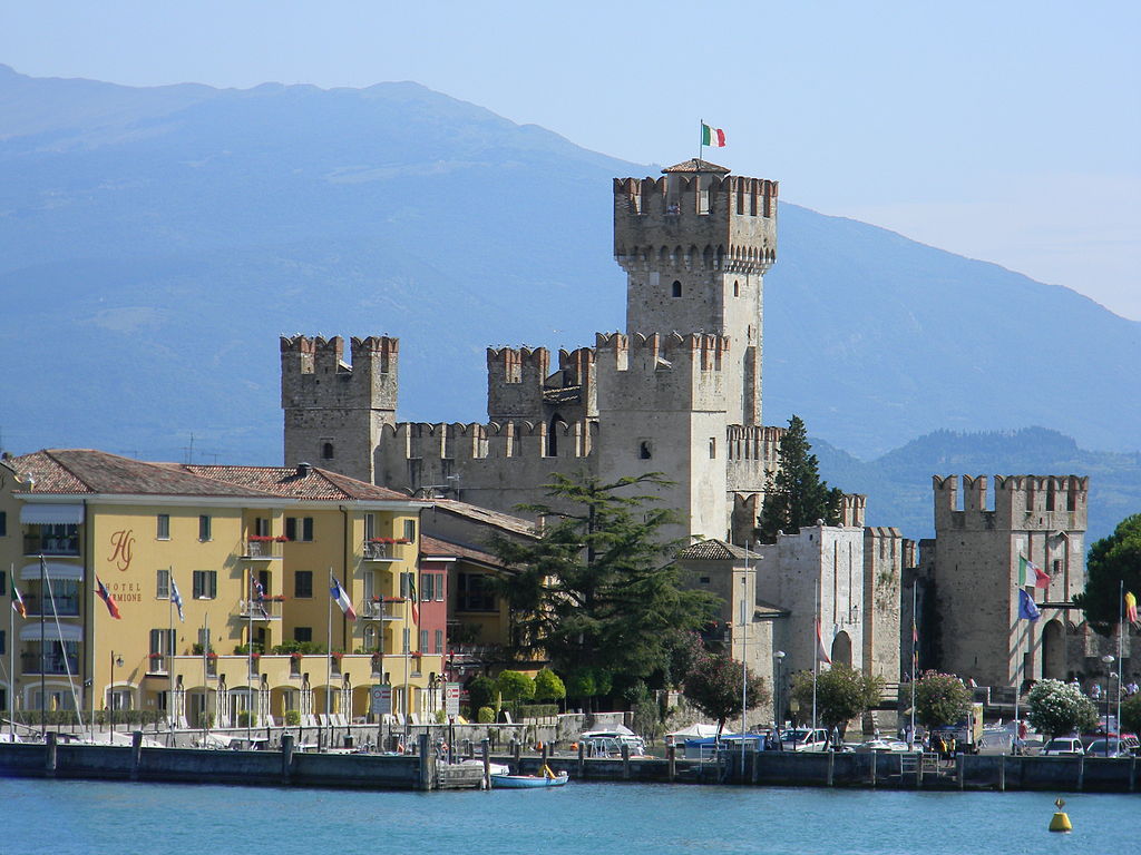1024px-Château_Sirmione_vue_lac.JPG