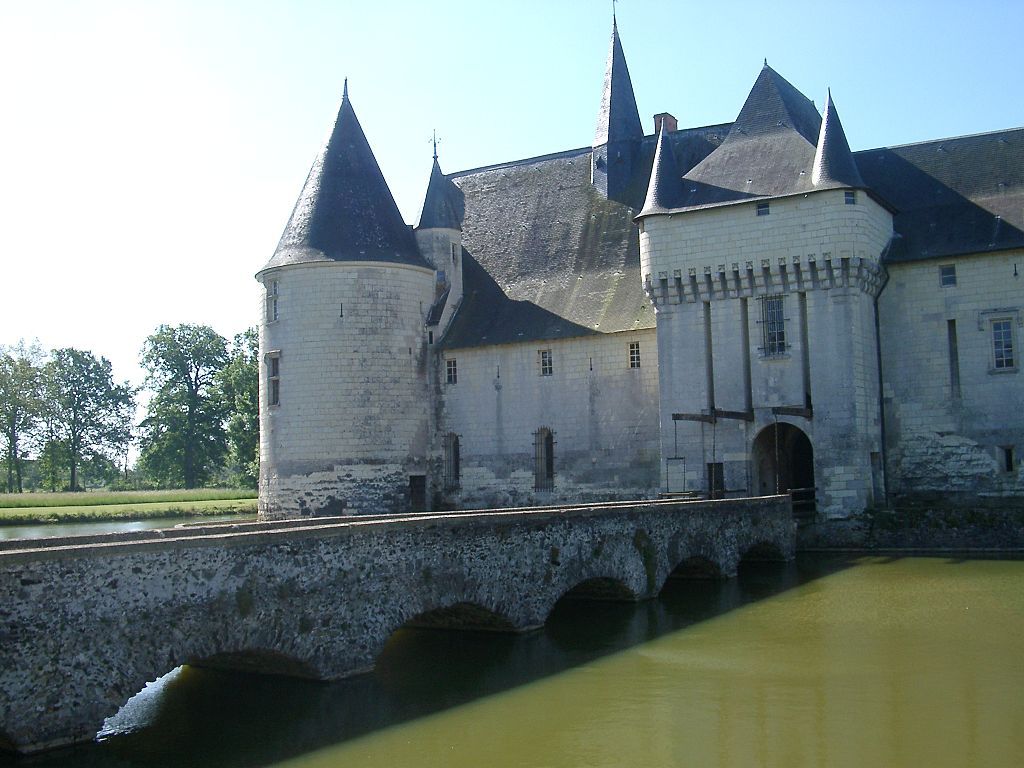 1024px-Chateau_du_Plessis-Bourre_Vue_NE_no_03_2004-05-23.JPEG