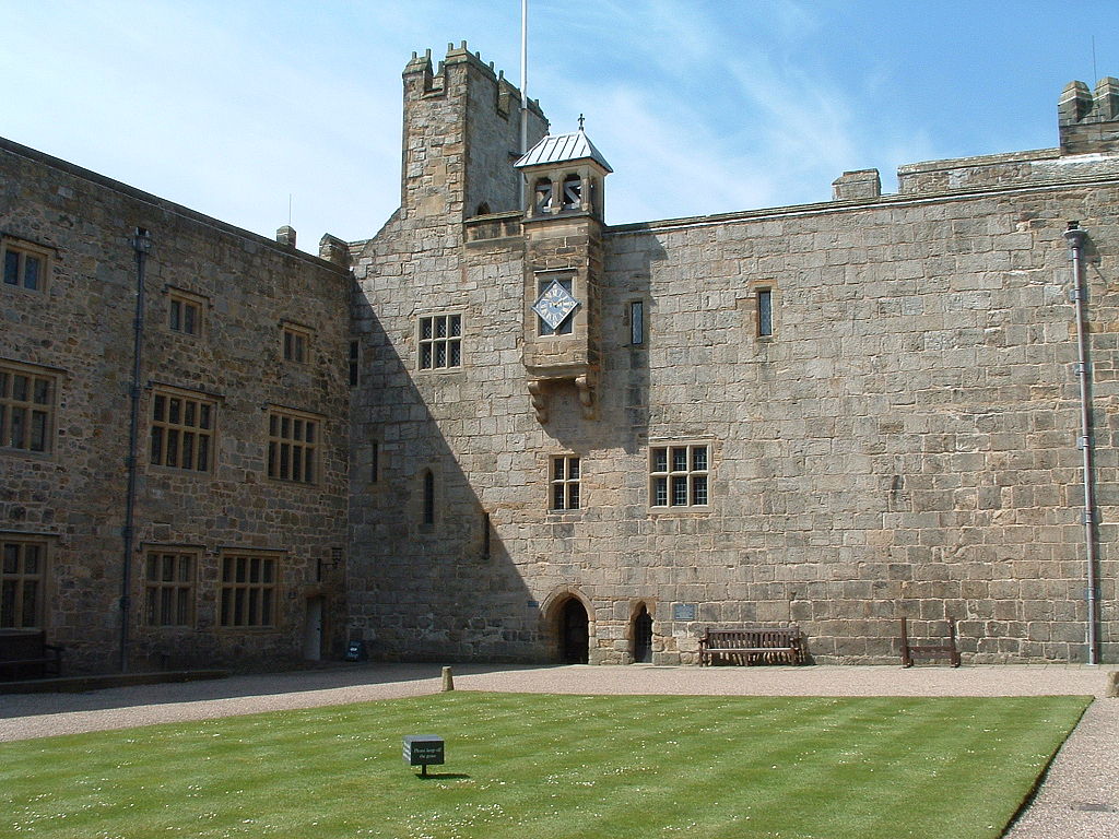 1024px-ChirkCastleCourtyard.JPG