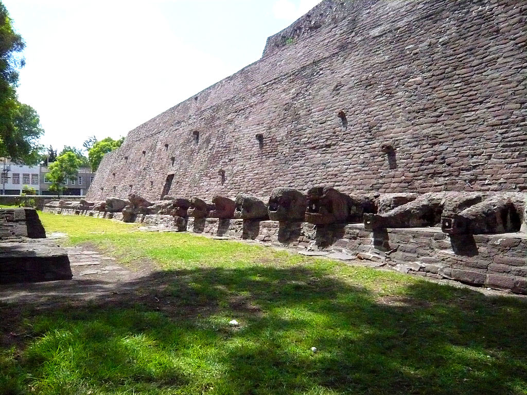 1024px-Coatecpantli-tenayuca.jpg