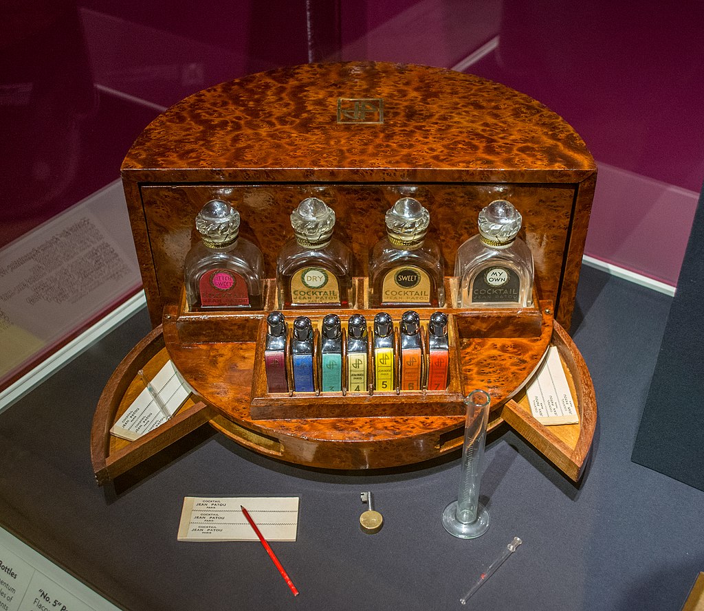 1024px-Cocktail_Bar_perfume_box_-_Jean_Patou_Louis_Süe_Brosse_Glassworks_(24846727987).jpg