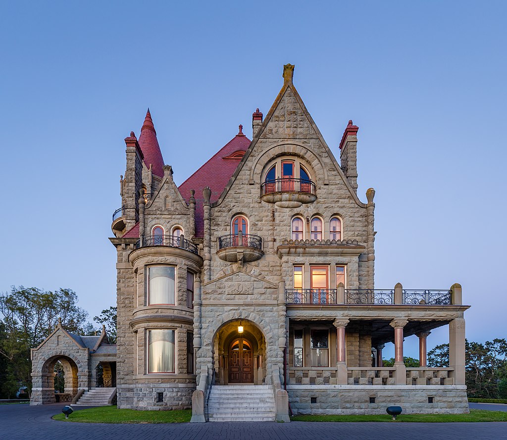 1024px-Craigdarroch_Castle_just_after_sunset_-_view_from_the_west,_Victoria,_Canada.jpg