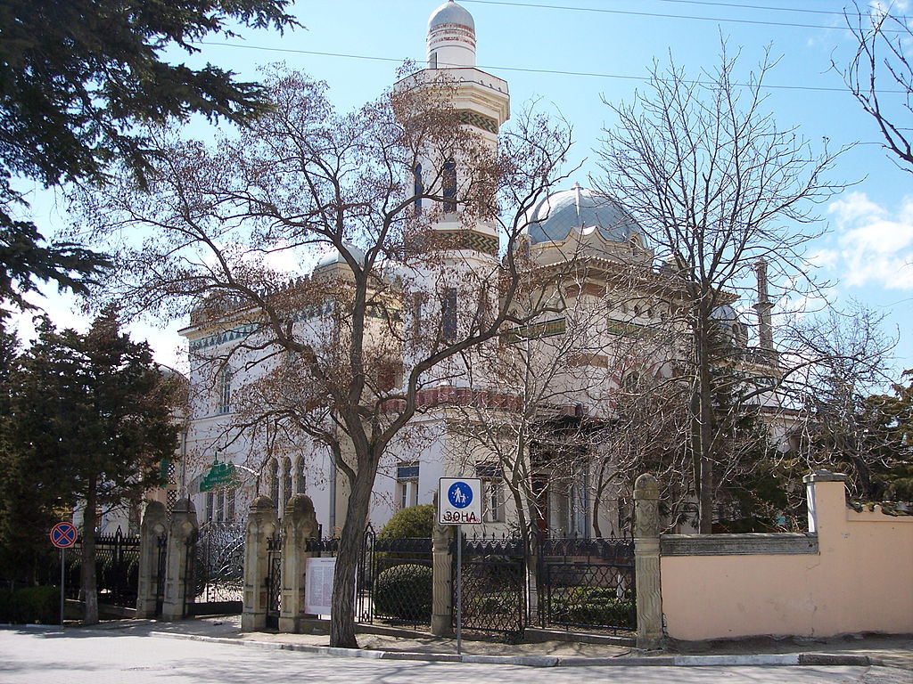 1024px-Dachia_Stamboli,_Feodosia,_Crimea_2012_(1).jpg