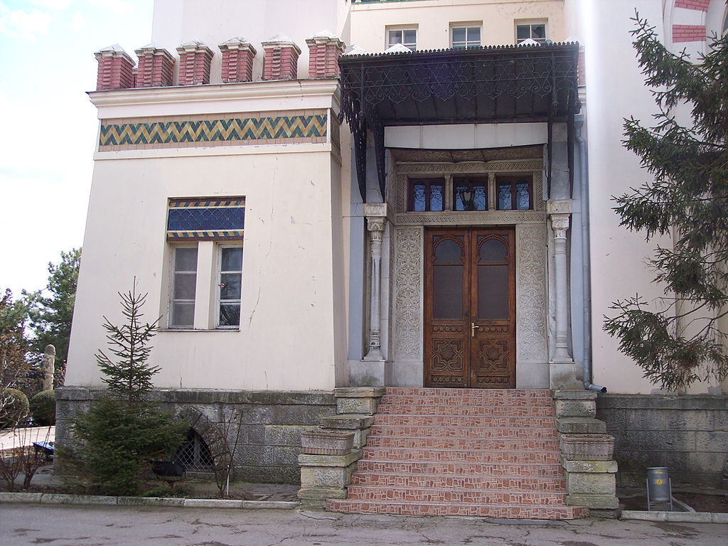 1024px-Dachia_Stamboli,_Feodosia,_Crimea_2012_(2).jpg