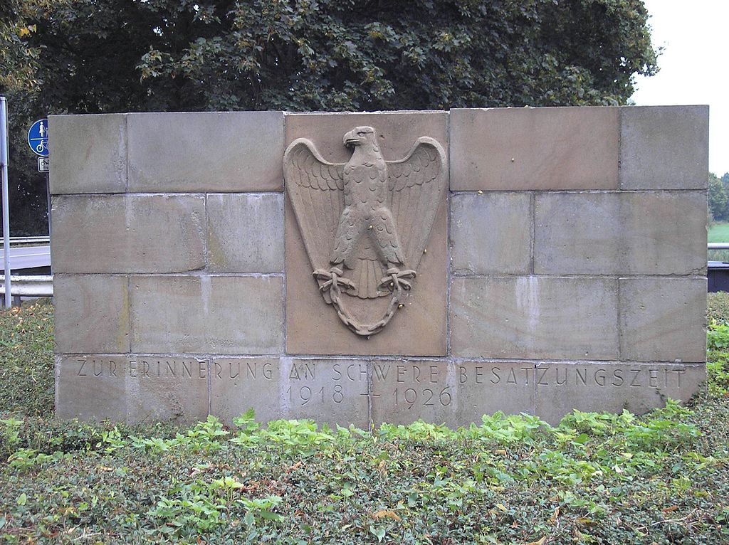 1024px-Denkmal_schmithausen_vorn.jpg