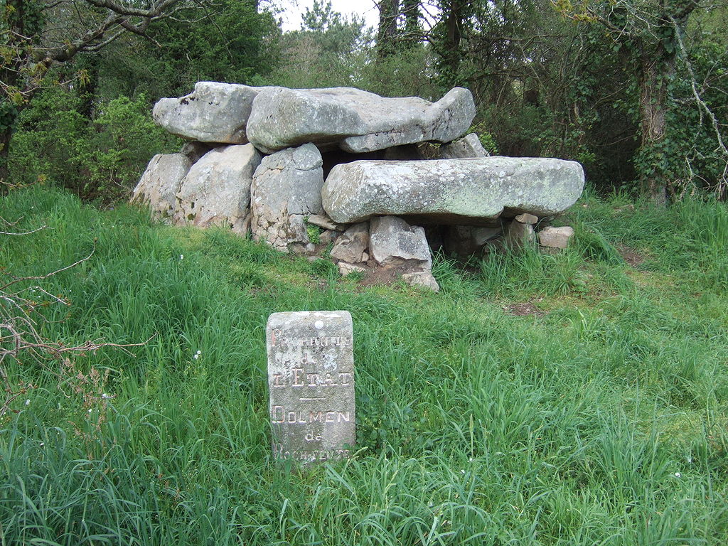 1024px-Dolmen_Roch-Feutet.JPG