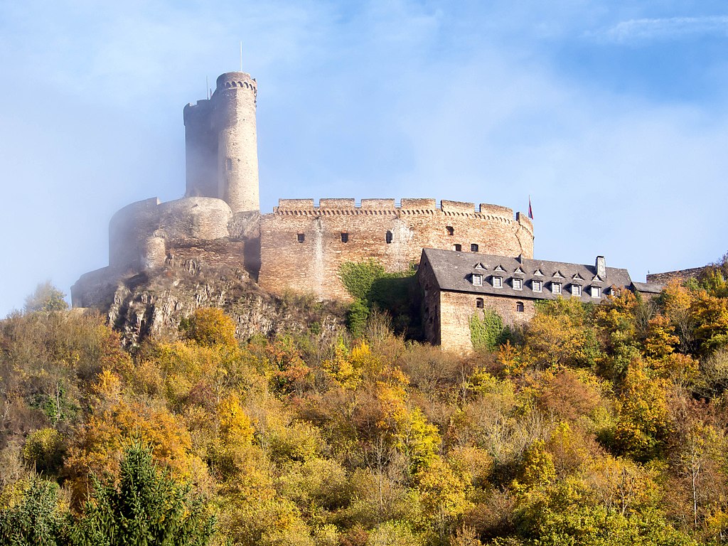 1024px-Ehrenburg_im_Herbstnebel.jpg