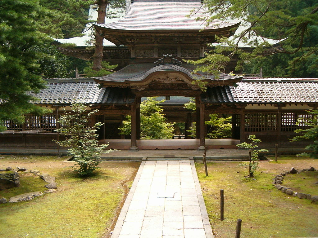 1024px-Eiheiji_gate.jpg