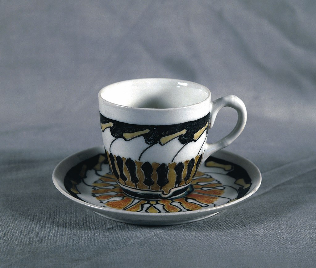 1024px-EliseuVisconti-C803-Xícara_de_café_e_pires_–_Porcelana_Limoges_pintada.jpg