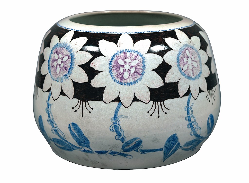 1024px-EliseuVisconti-C807-Vaso_decorado_com_fores_de_maracujá.jpg