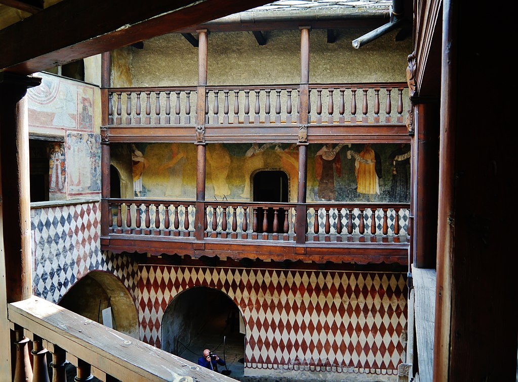 1024px-Fénis_Castello_di_Fénis_Innenhof_Balkon_7.jpg