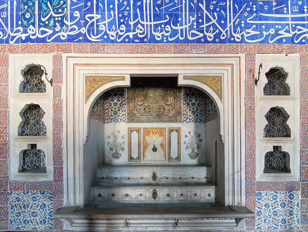 1024px-Fontaine_chambre_Murad_III_harem_palais_Topkapi.jpg